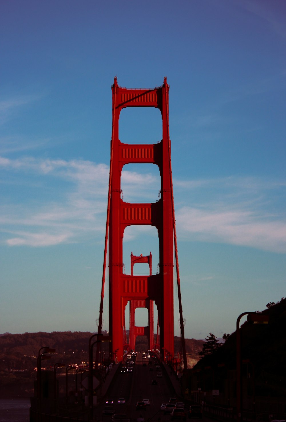 uma grande ponte vermelha com a ponte do portão dourado no fundo