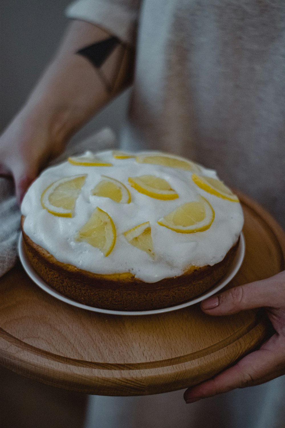 eine Person, die einen Kuchen hält