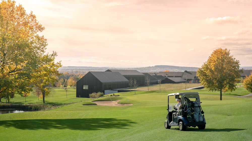 um carrinho de golfe em um campo de golfe