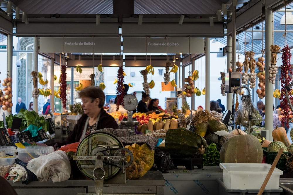 eine Person, die Gemüse auf einem Markt verkauft