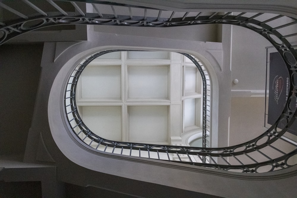 un escalier circulaire avec une rampe