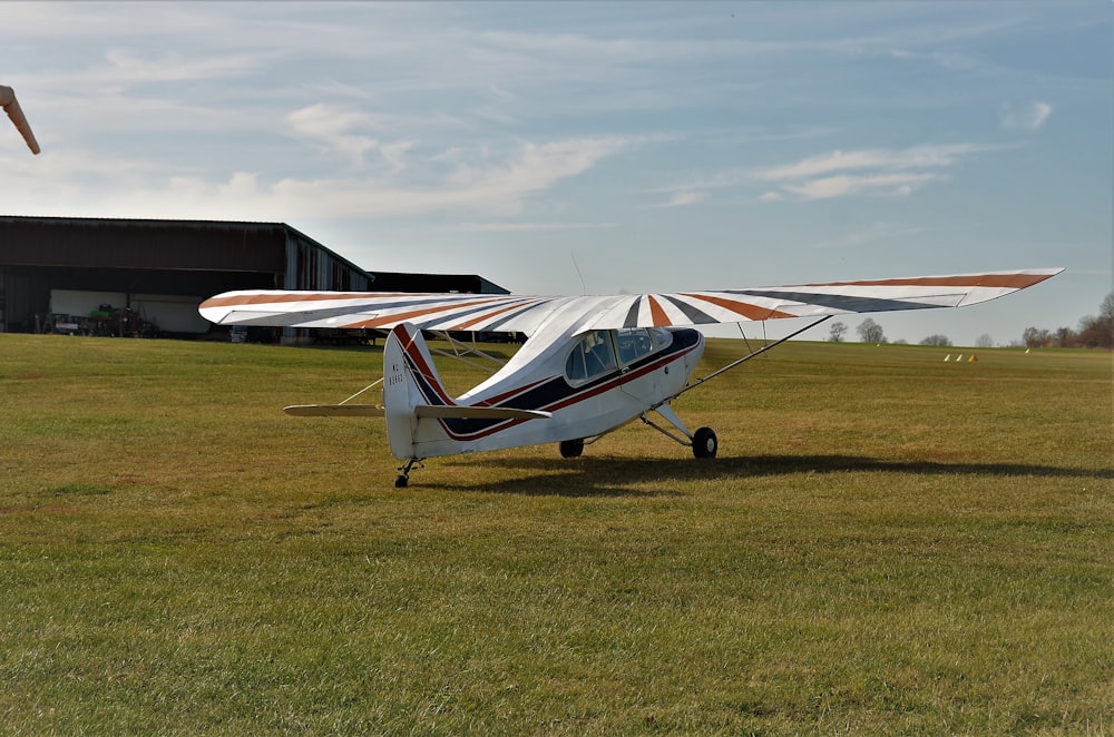 Un petit avion sur un champ