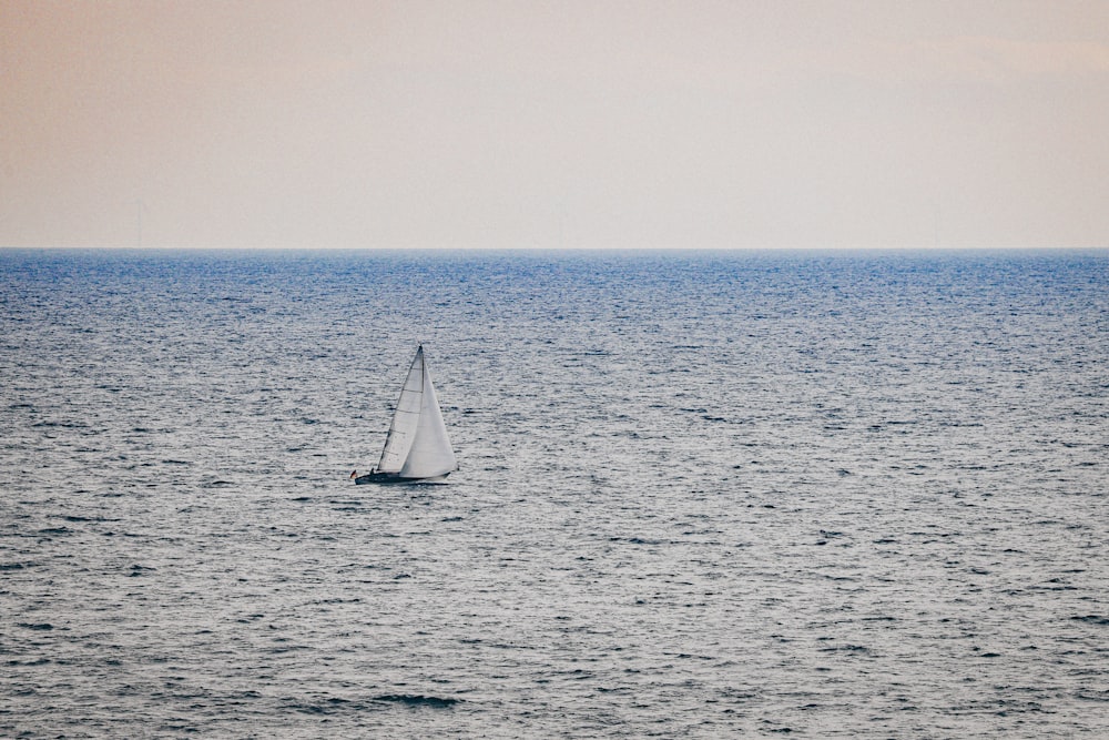 una barca a vela sull'acqua