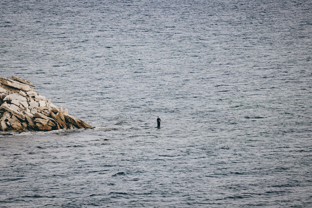 une personne debout dans l’eau