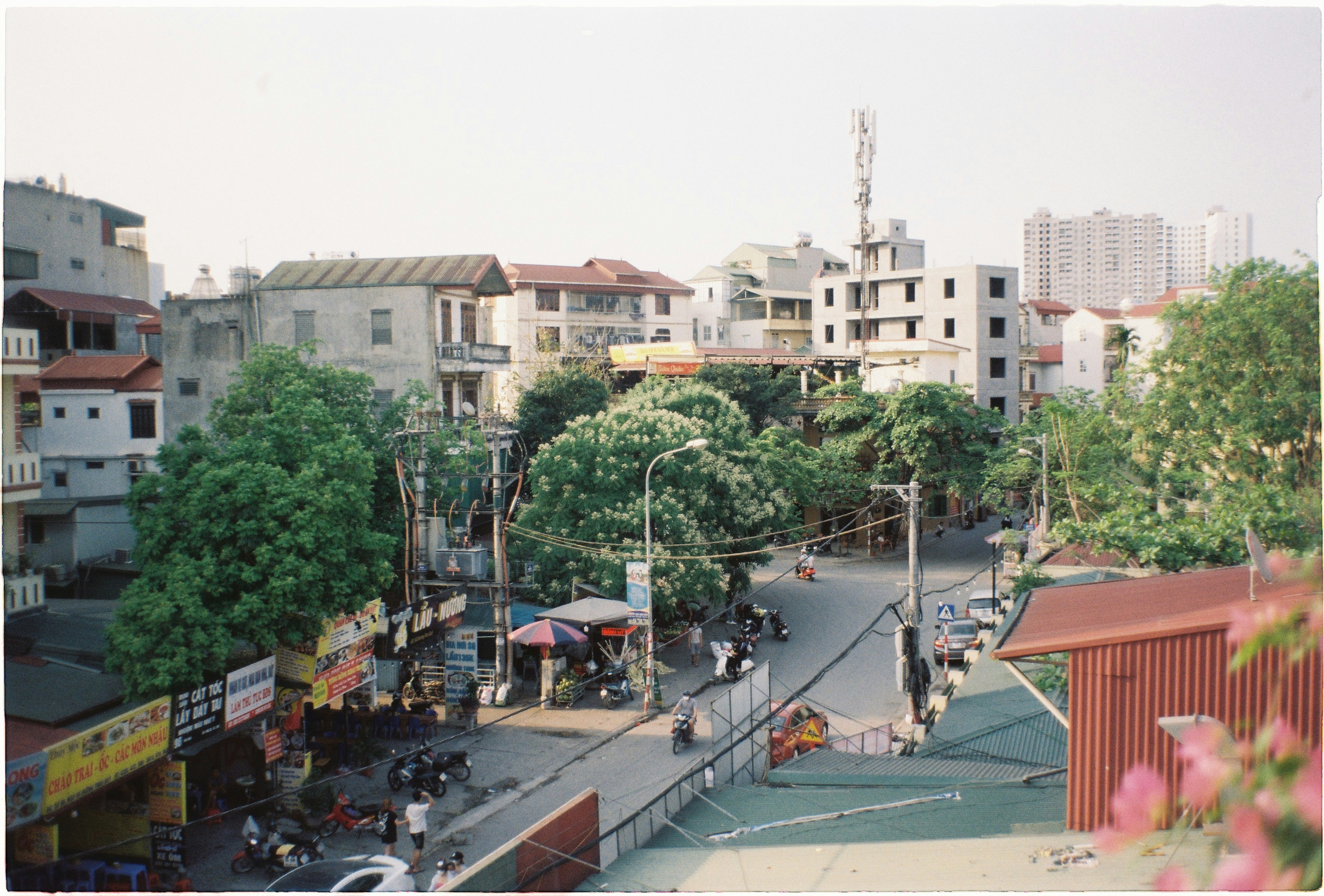 Một cửa hàng nhỏ với những chiếc đèn lồng và biển hiệu cổ kính ở Hội An