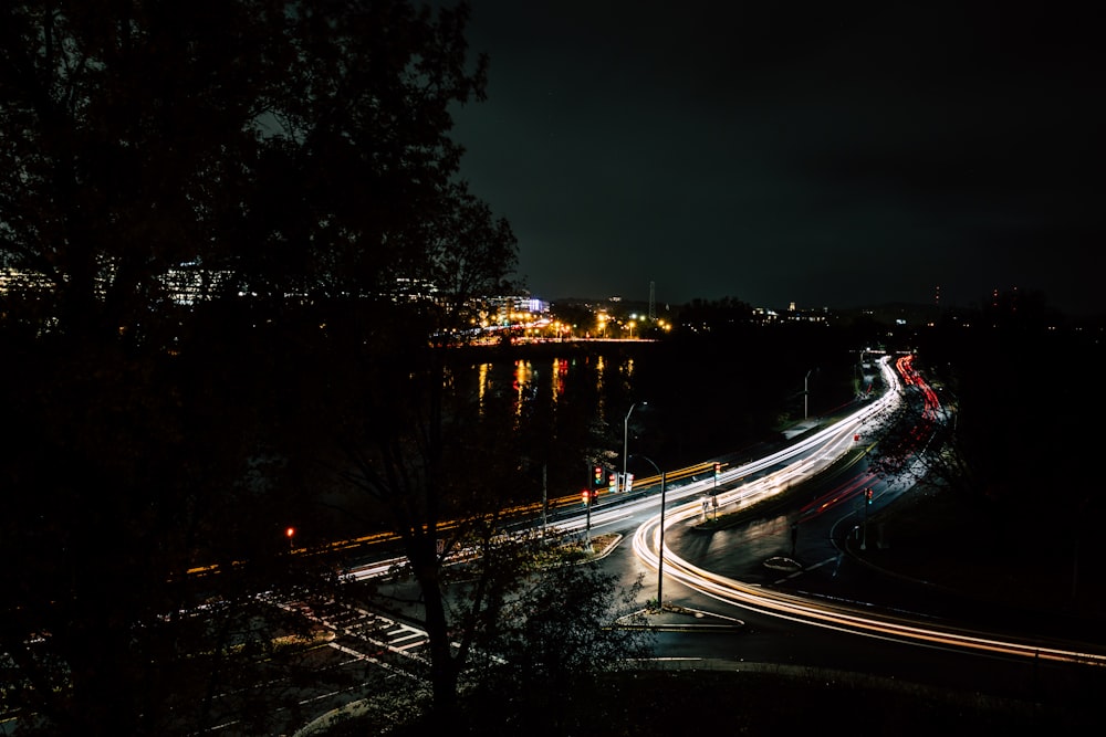 une route avec des lumières et des arbres sur le côté