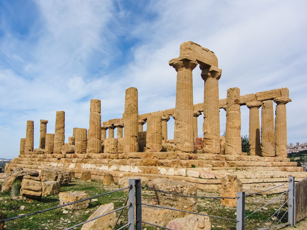 Un edificio de piedra con columnas