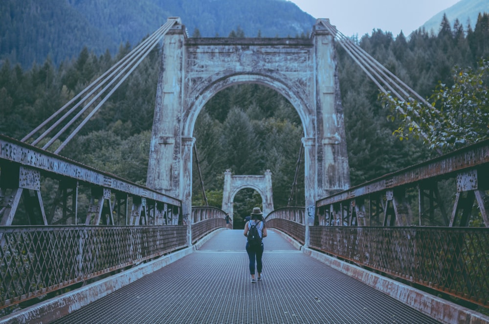 una persona che cammina su un ponte