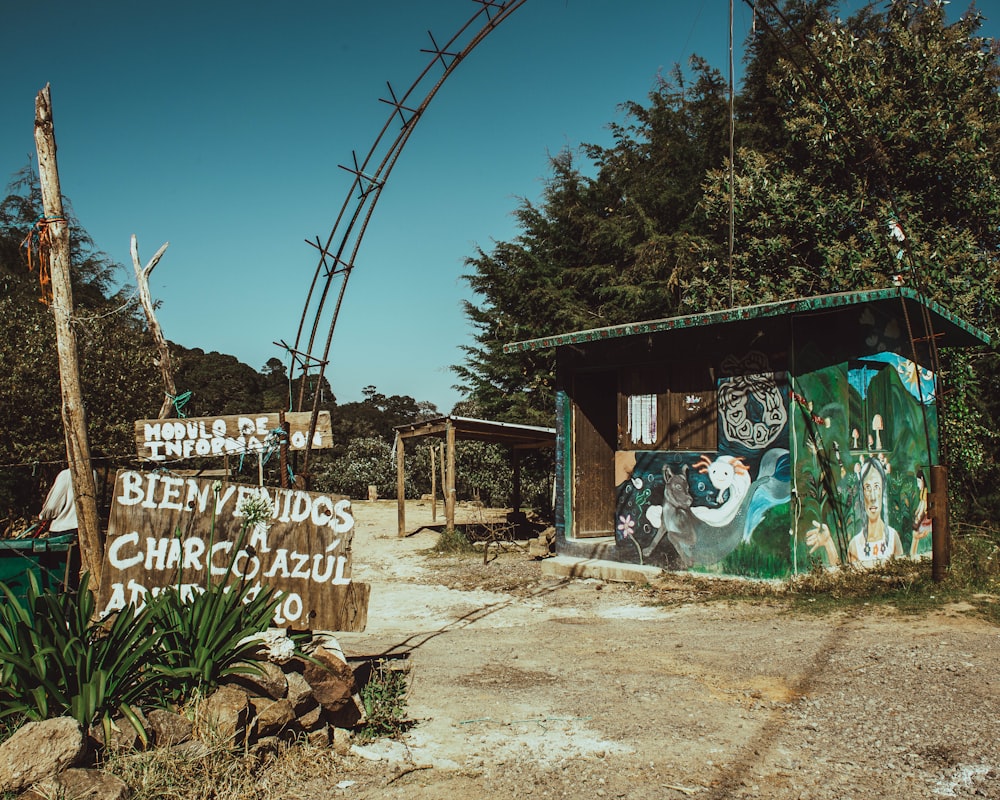 Une petite cabane avec des graffitis