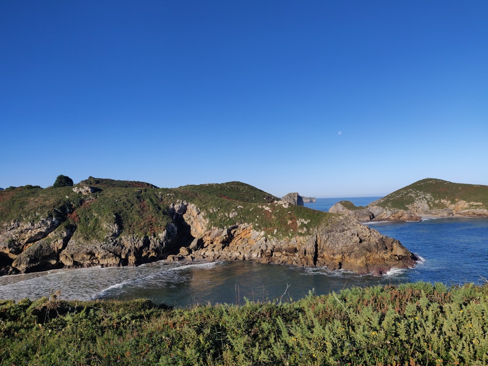 a rocky coast line