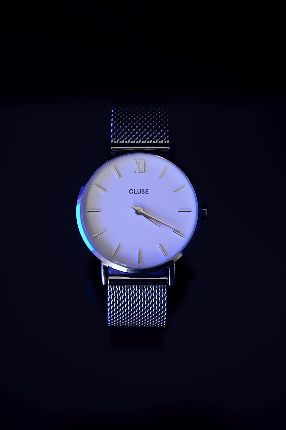 Un orologio con quadrante blu