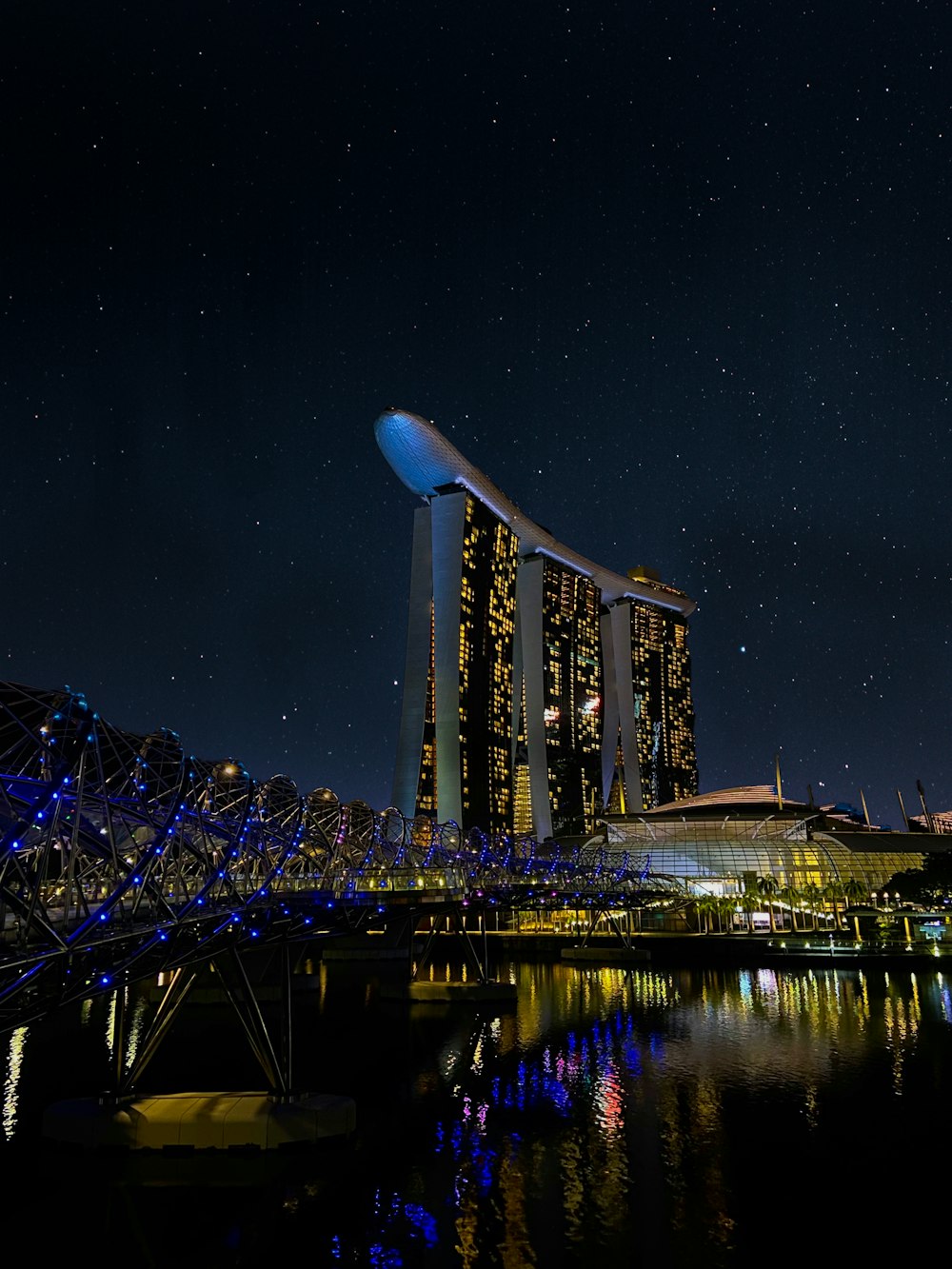 Un puente con luces por la noche