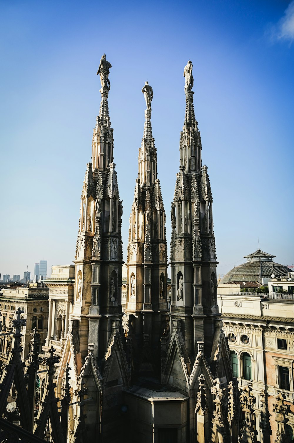 Un grand bâtiment avec des tours