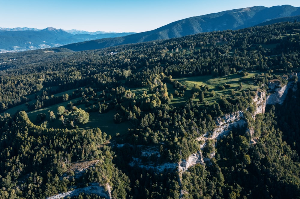 Un fiume che attraversa una valle