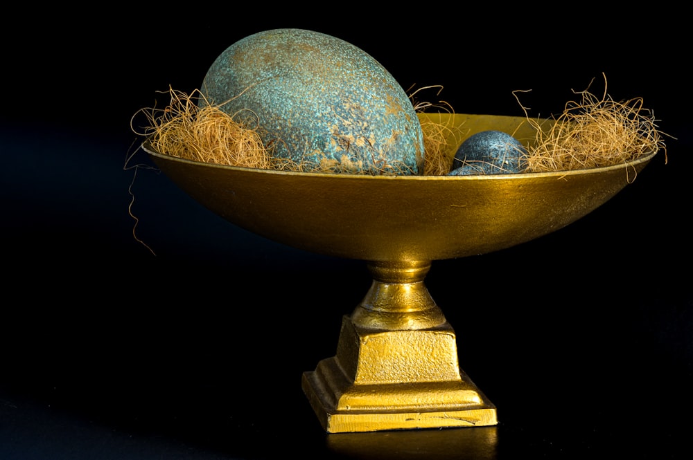 un trofeo d'oro con una cima d'oro