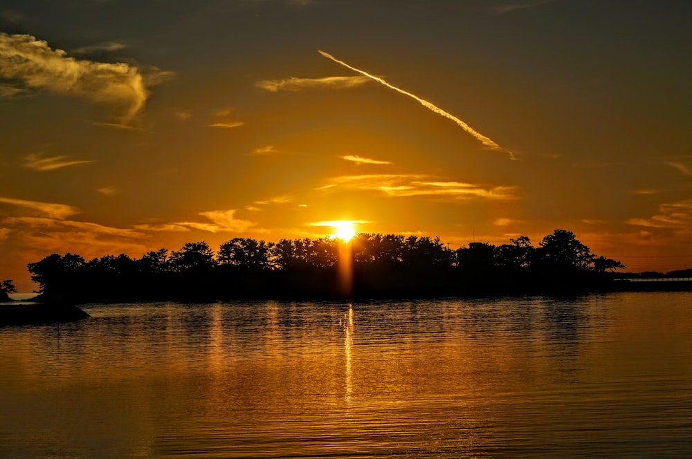 Un tramonto su un lago