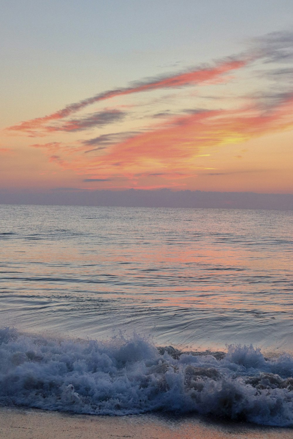 onde su una spiaggia