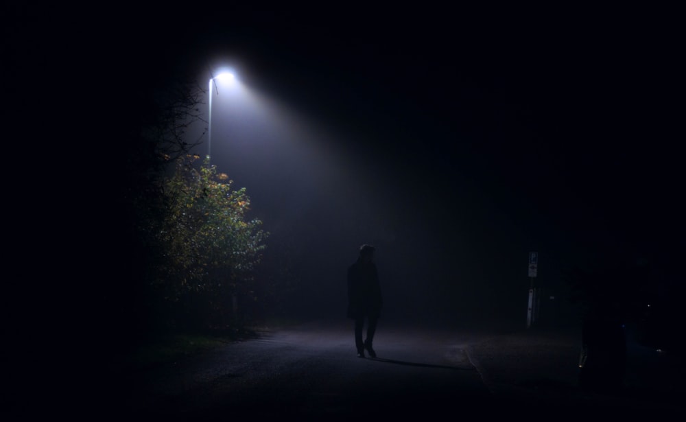 Foto Una persona caminando en la oscuridad – Imagen Noche gratis en Unsplash