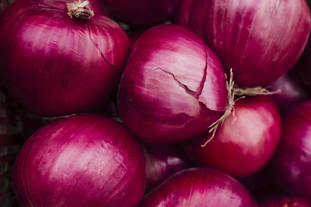 a pile of red apples