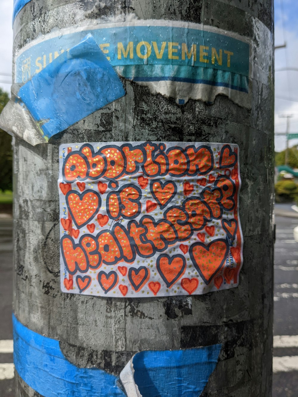 eine Person, die einen Regenschirm hält