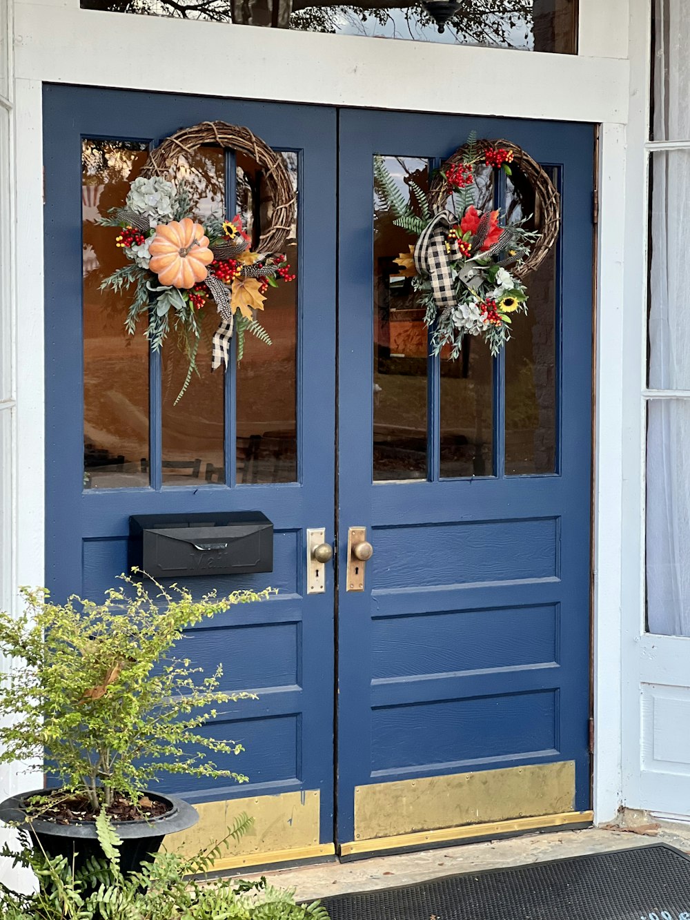 una puerta azul con flores en ella