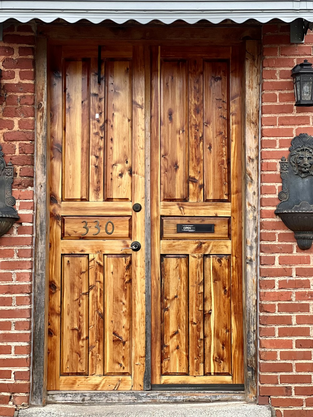 レンガ造りの建物の木製のドア
