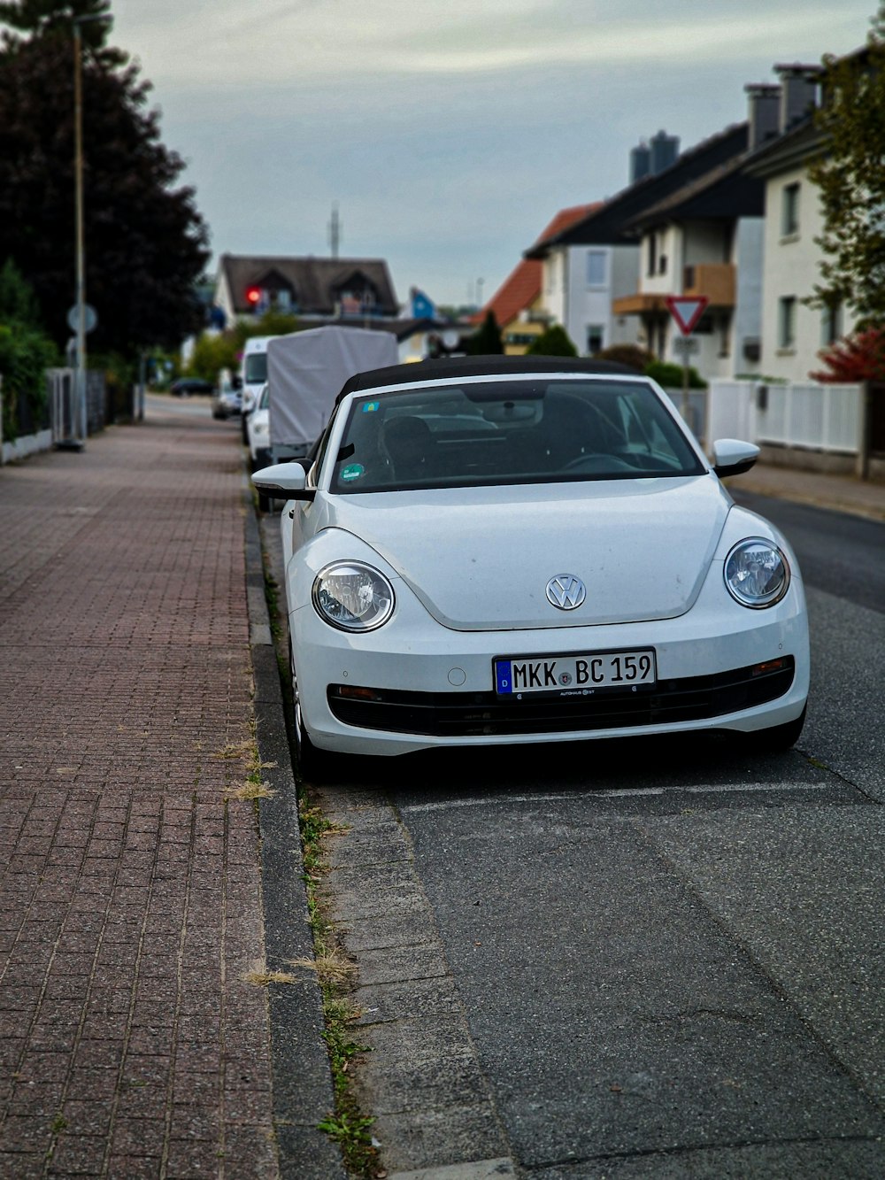 un coche aparcado al costado de una carretera