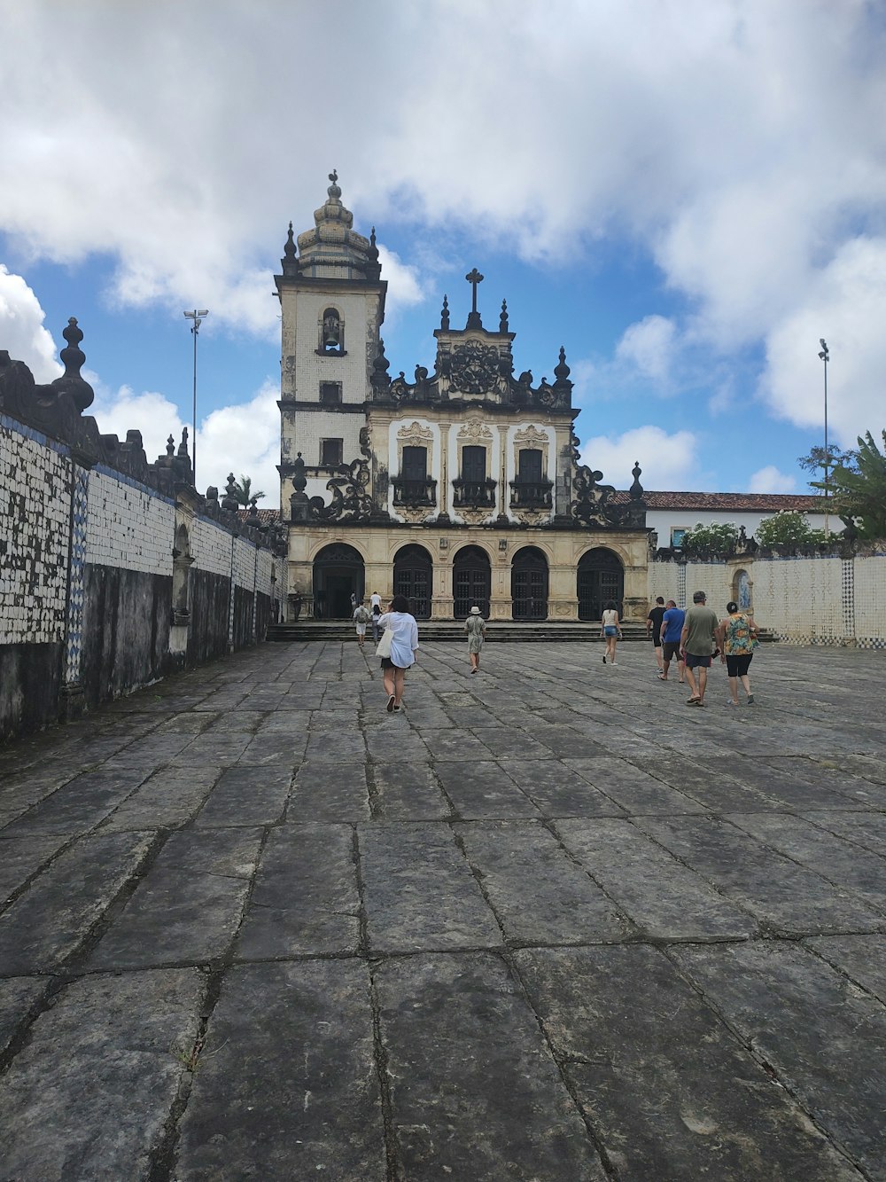 um grupo de pessoas caminhando fora de um prédio