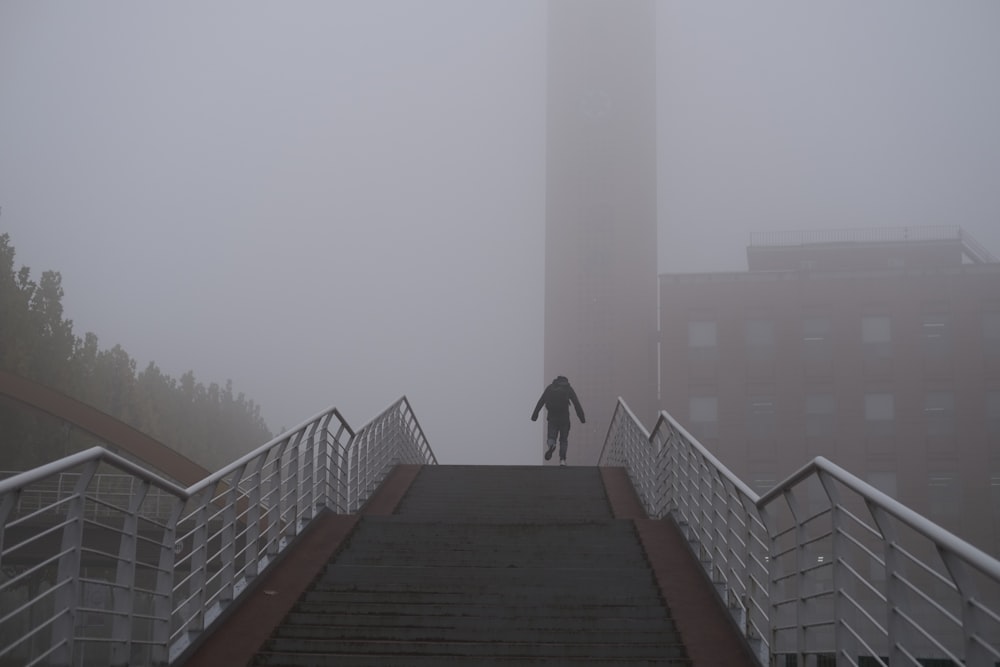 Una persona subiendo un tramo de escaleras