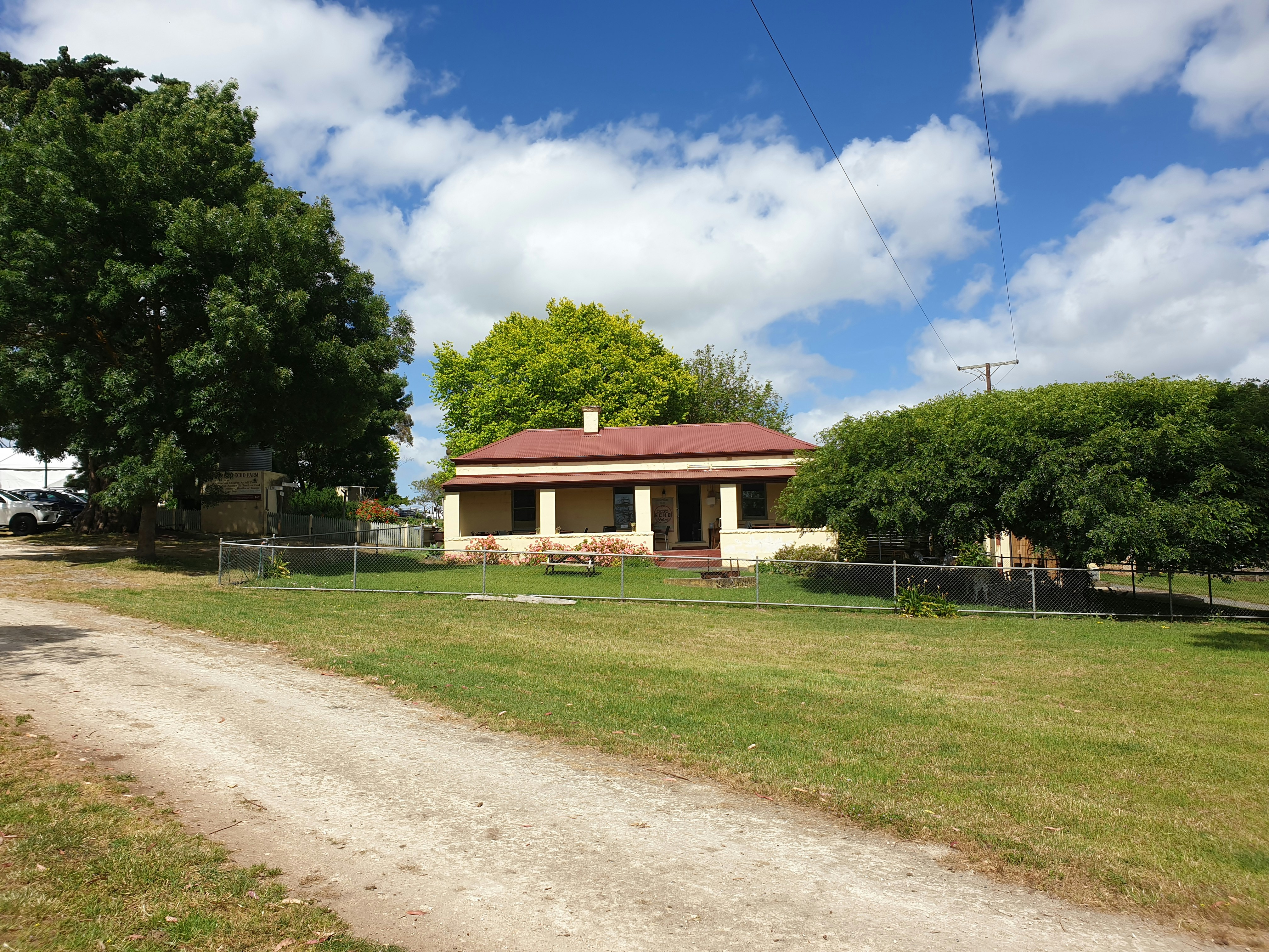 Ein Haus mit einem Zaun drum herum