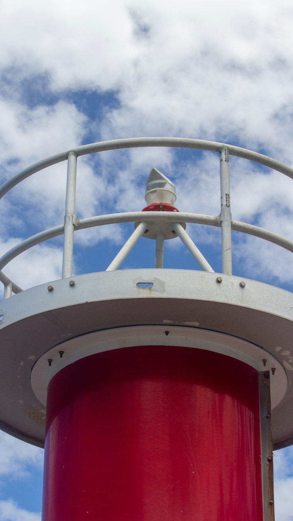 Una torre de agua roja y blanca