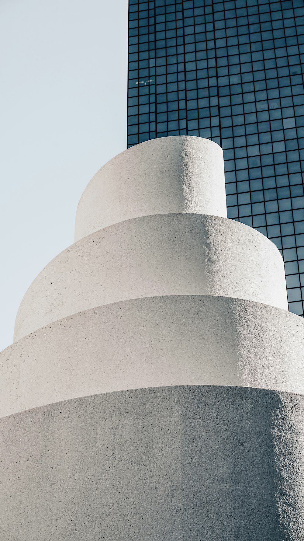 un grand bâtiment blanc