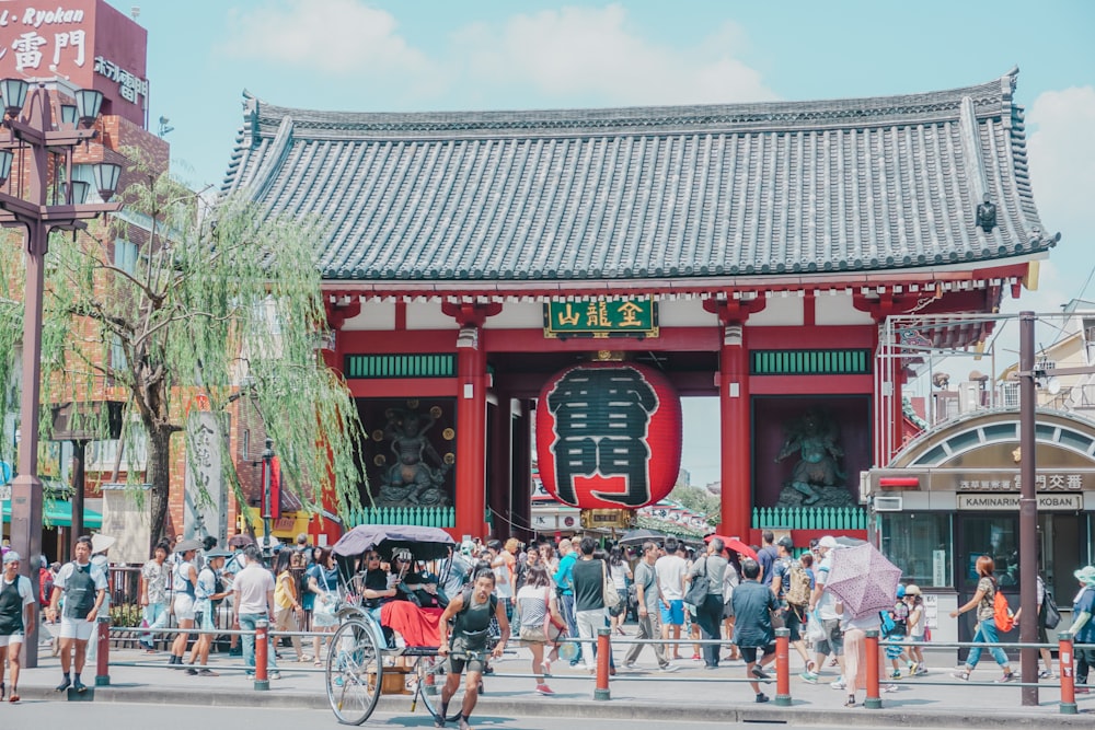 eine Menschenmenge, die vor Sensō-ji spazieren geht