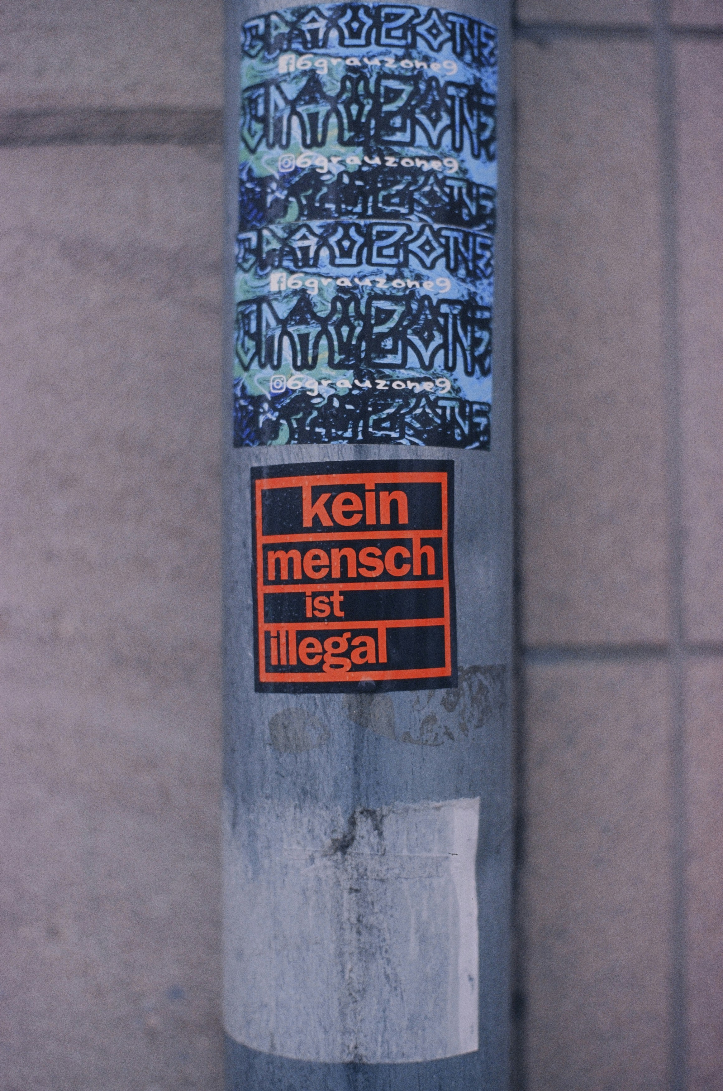 No human is illegal – Kein Mensch ist illegal. Urban street protest art. Leica R7 (1994), Summilux-R 1.4 50mm (1983). Hi-Res analog scan by www.urbanfilmlab.com – Fujichrome Sensia 200 (expired)