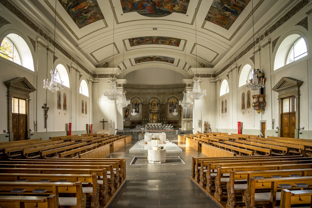 uma grande igreja com uma fonte