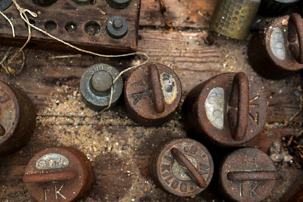 Un grupo de viejos engranajes oxidados