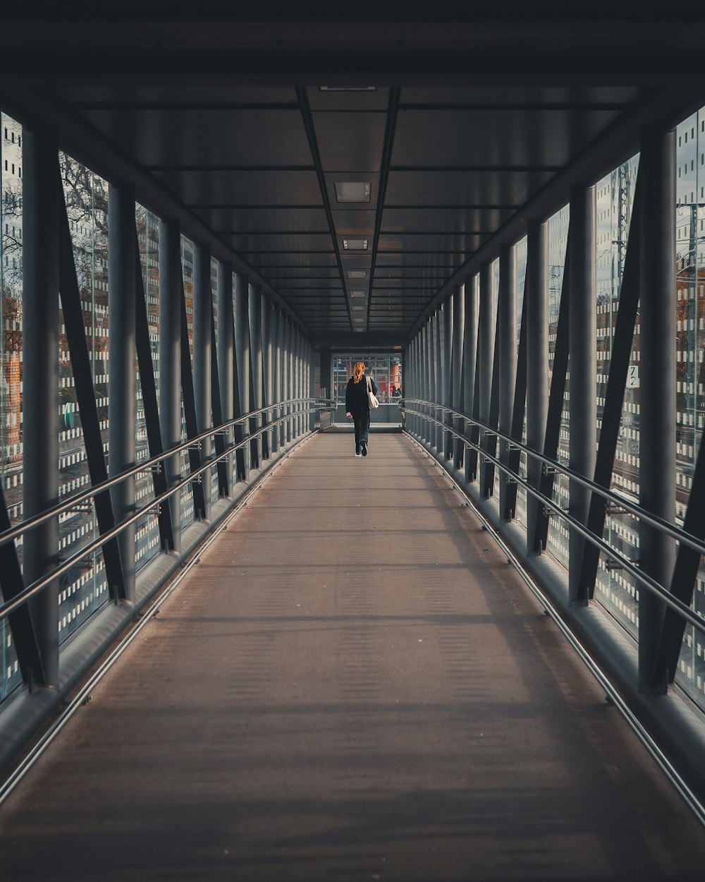 uma pessoa andando em uma ponte