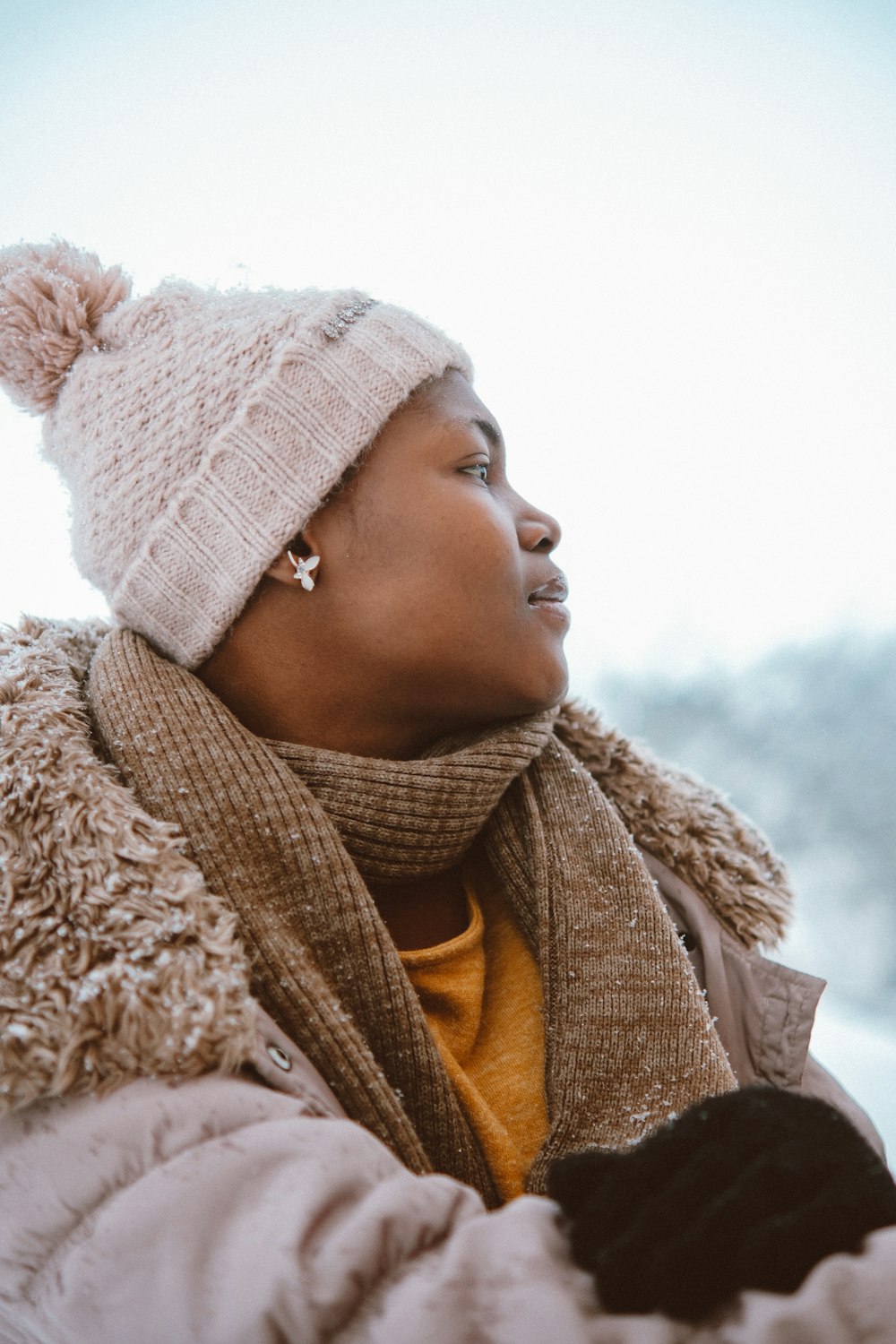 una persona che indossa un cappello