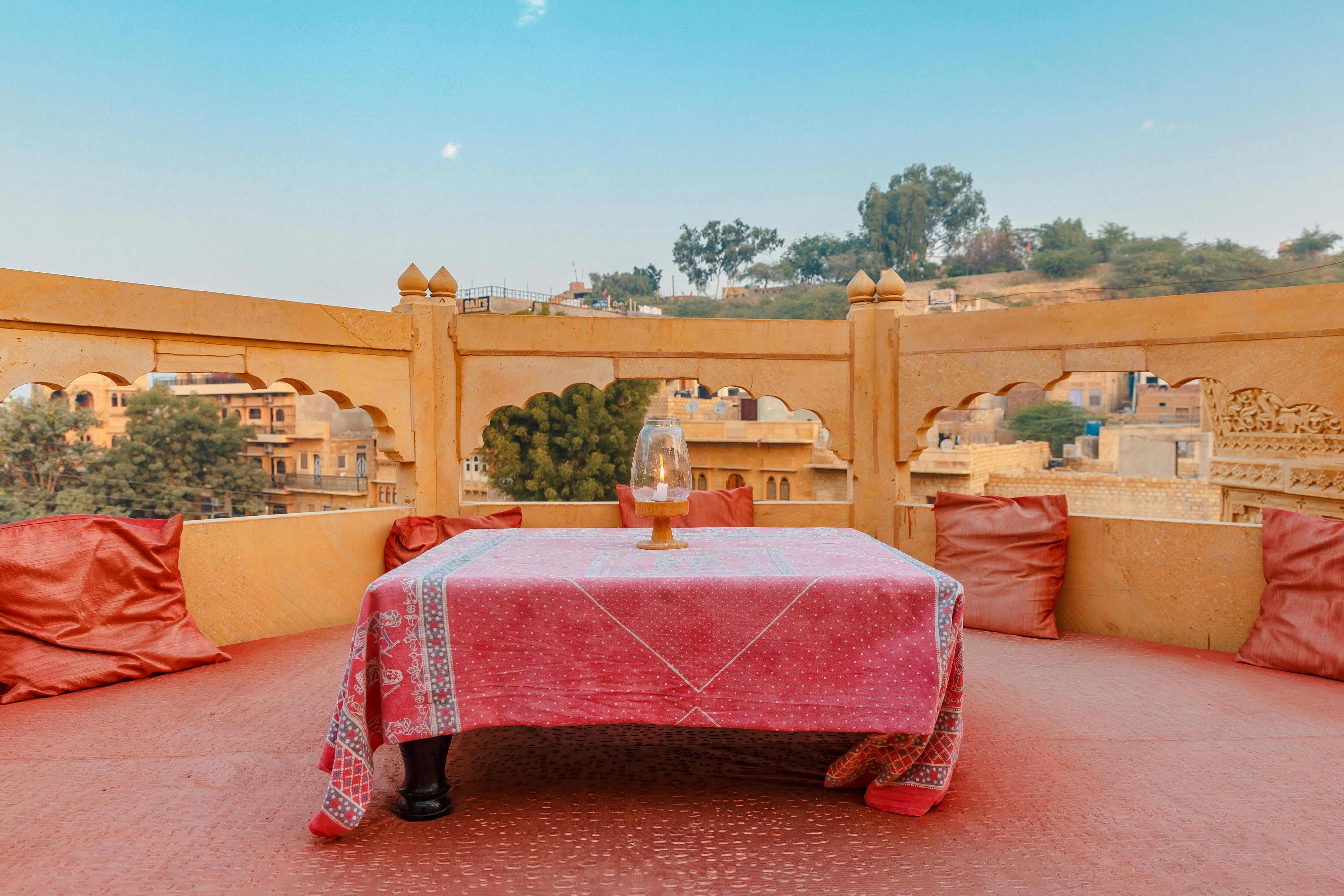 テーブルとランプが置かれたソファ