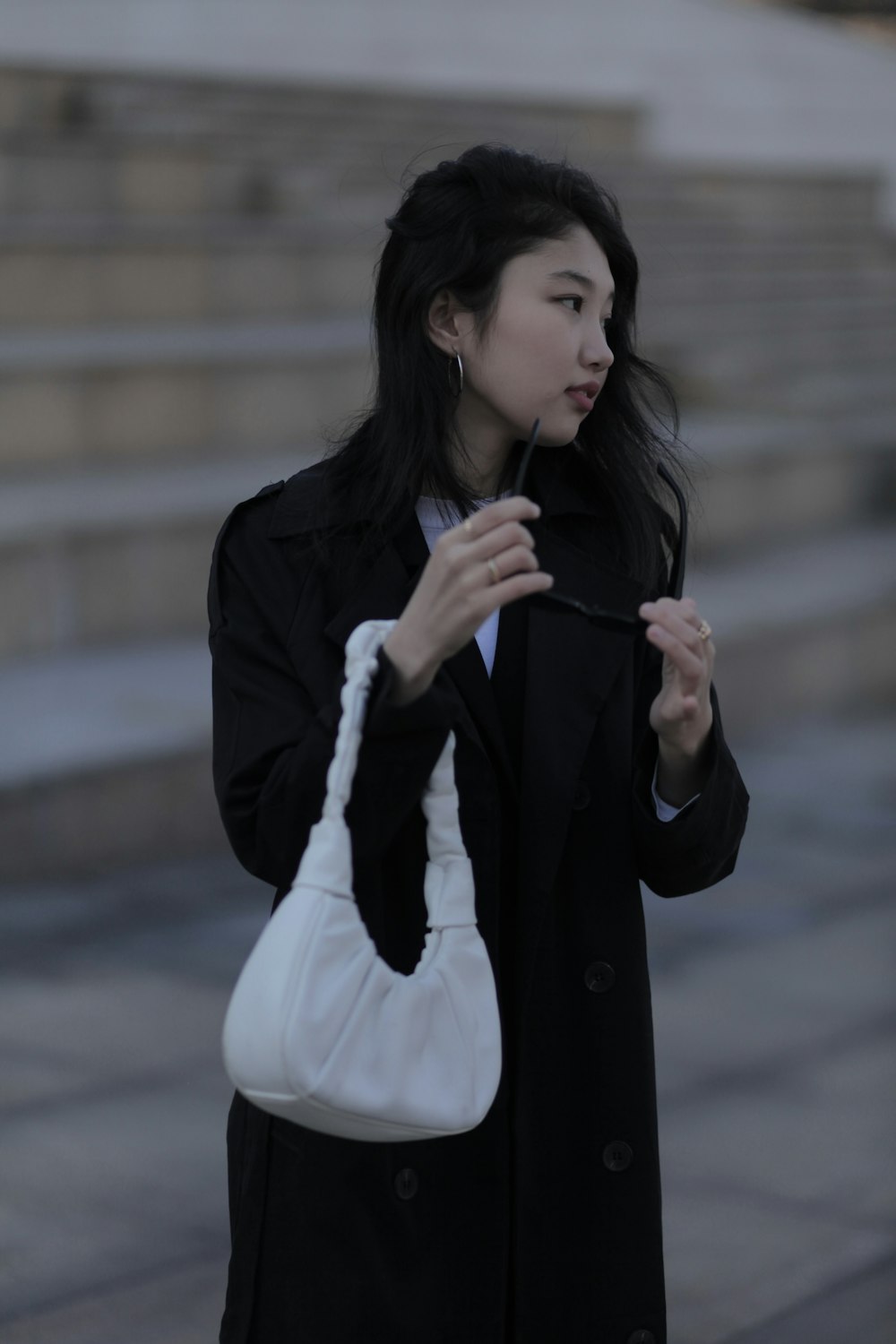 Una donna in un cappotto nero