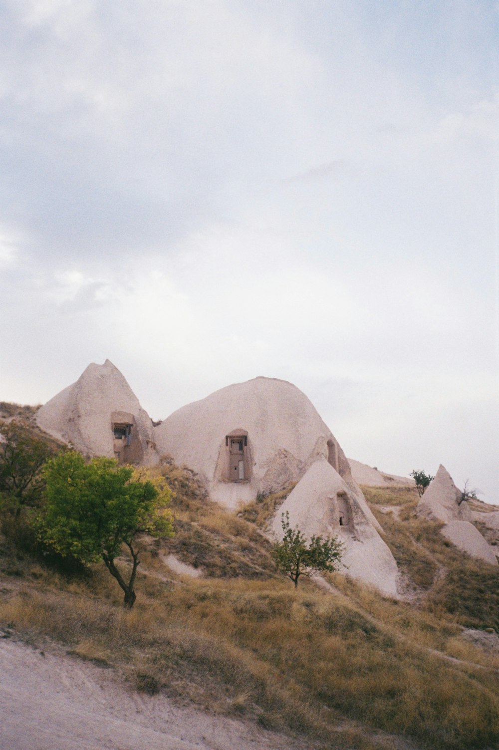 Ein Steingebäude auf einem Hügel