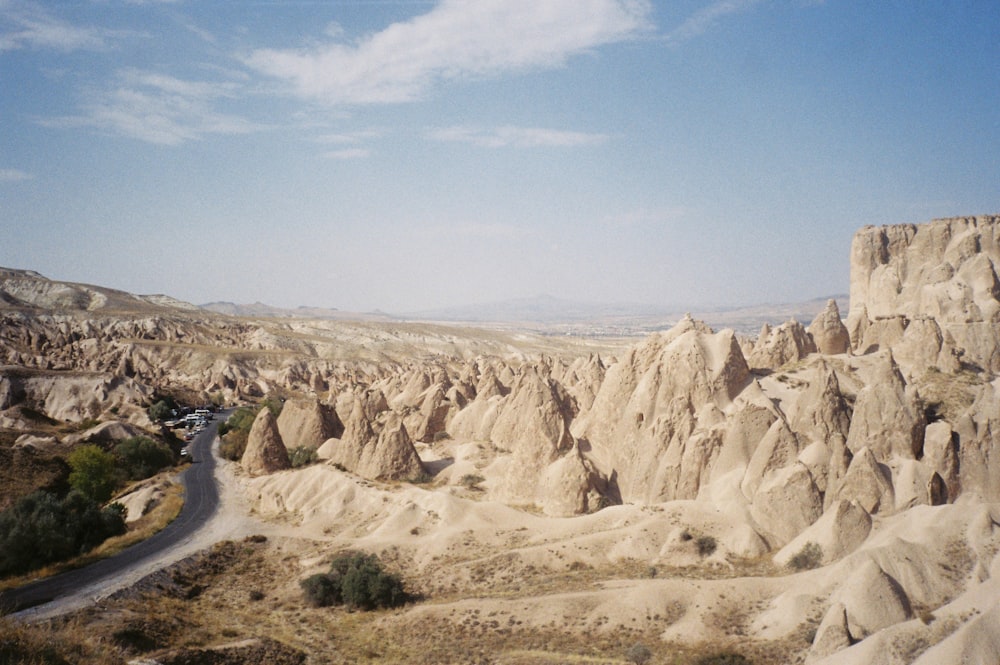 uma paisagem rochosa com uma estrada