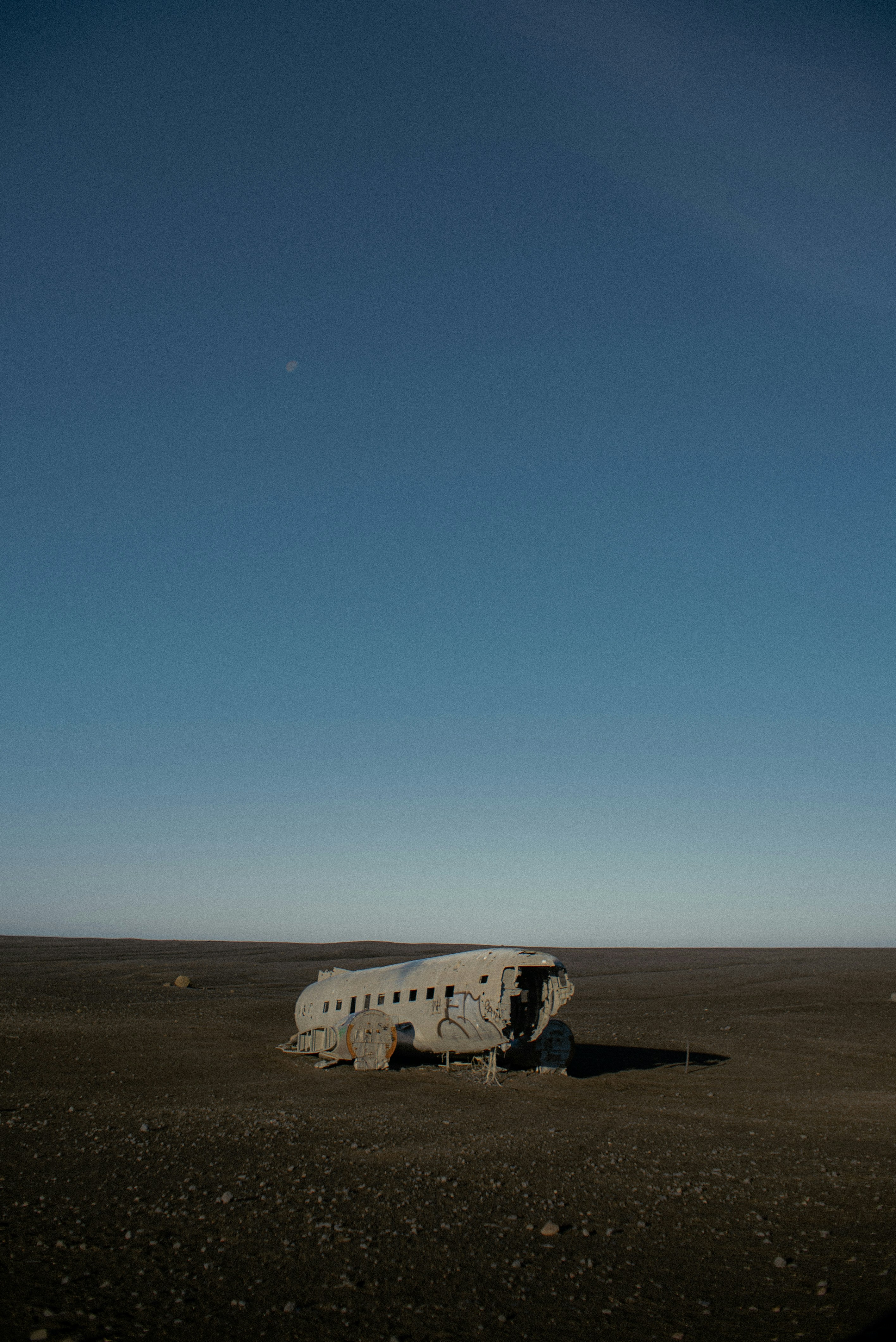 A vehicle in a desert photo – Free The plane wreck shuttle Image on