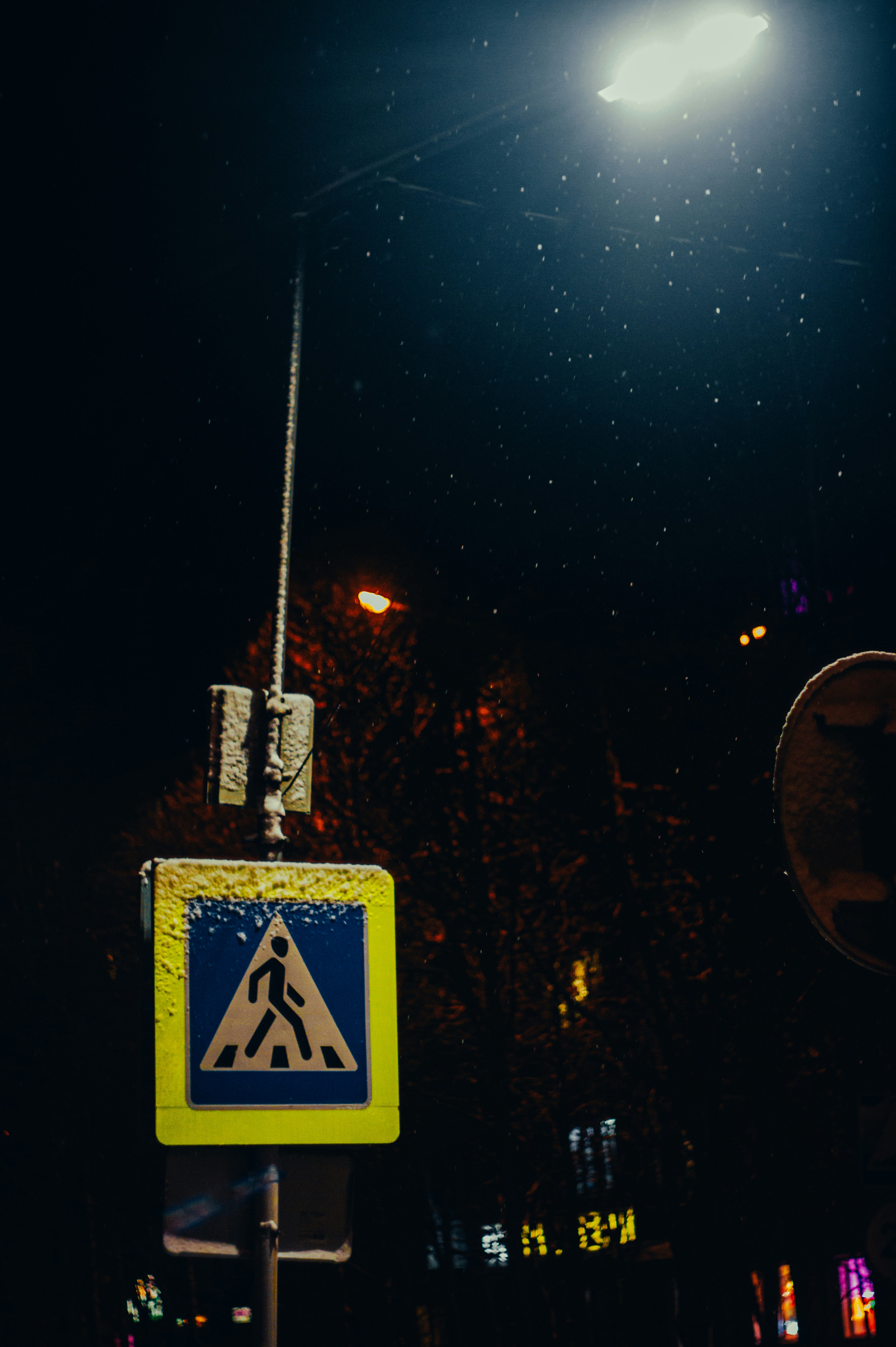Un letrero de la calle en un poste