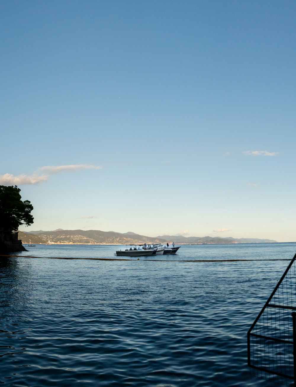 Un barco en el agua