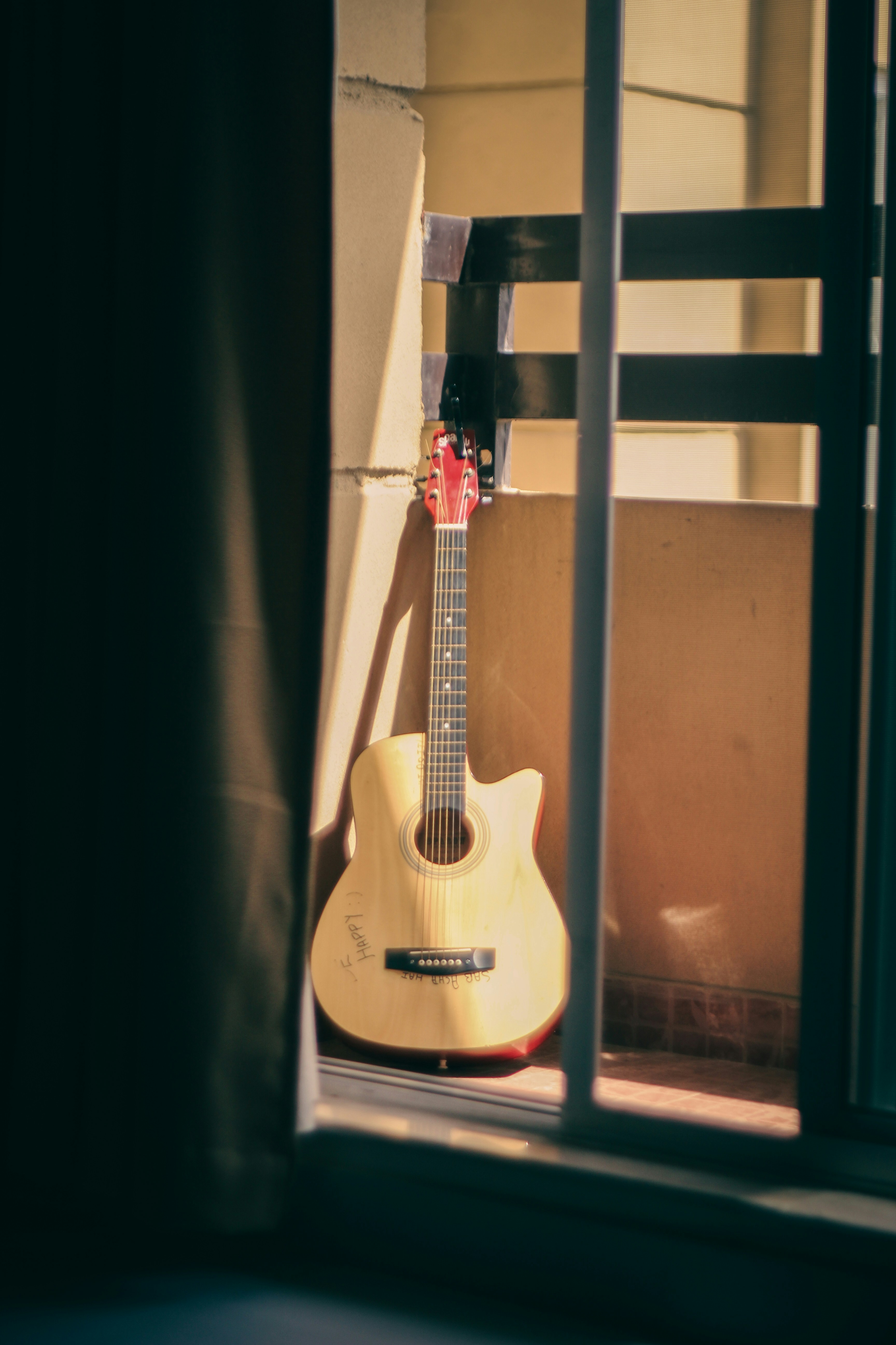 gitar bersandar di jendela