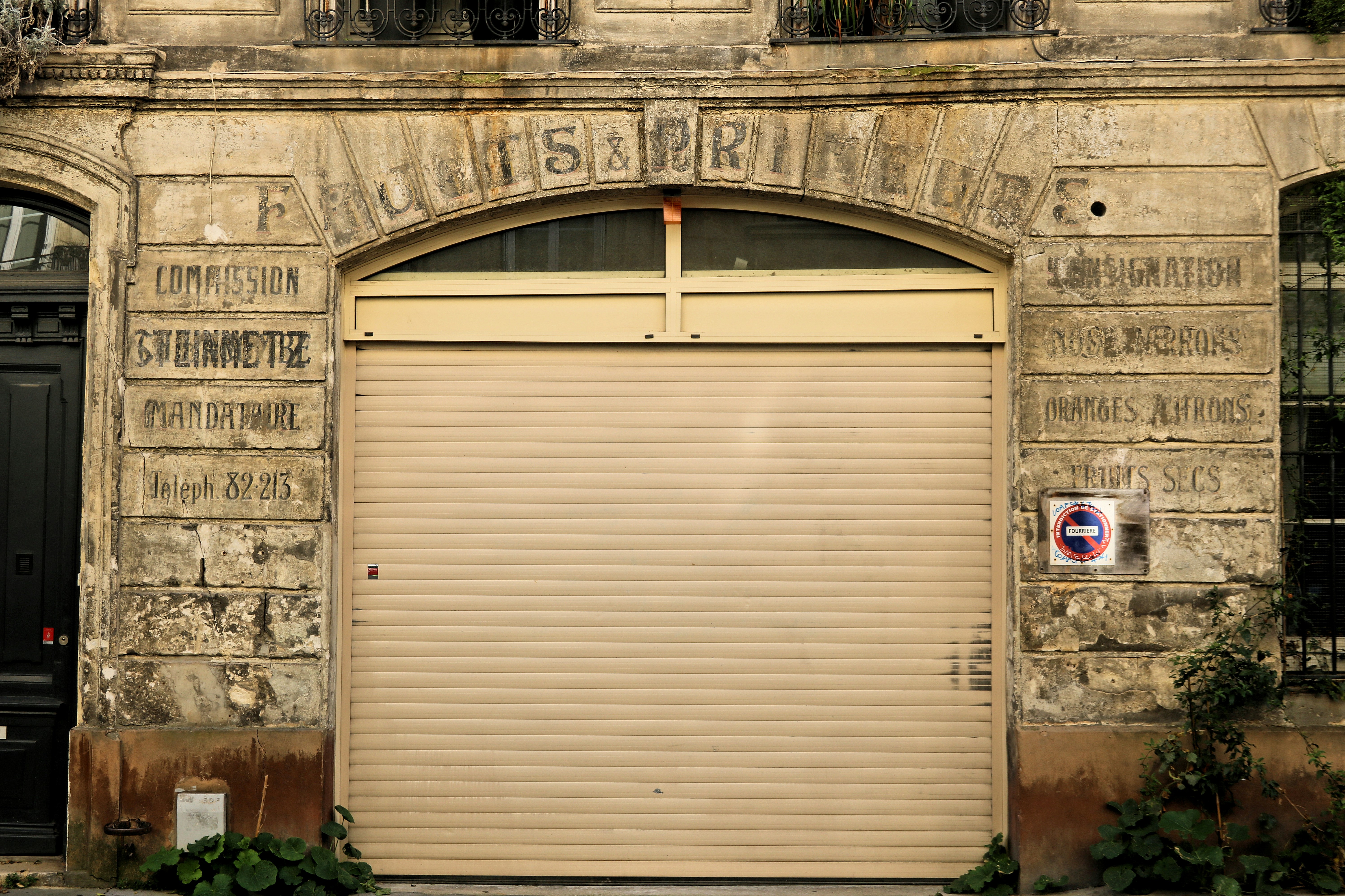 eine große Holztür