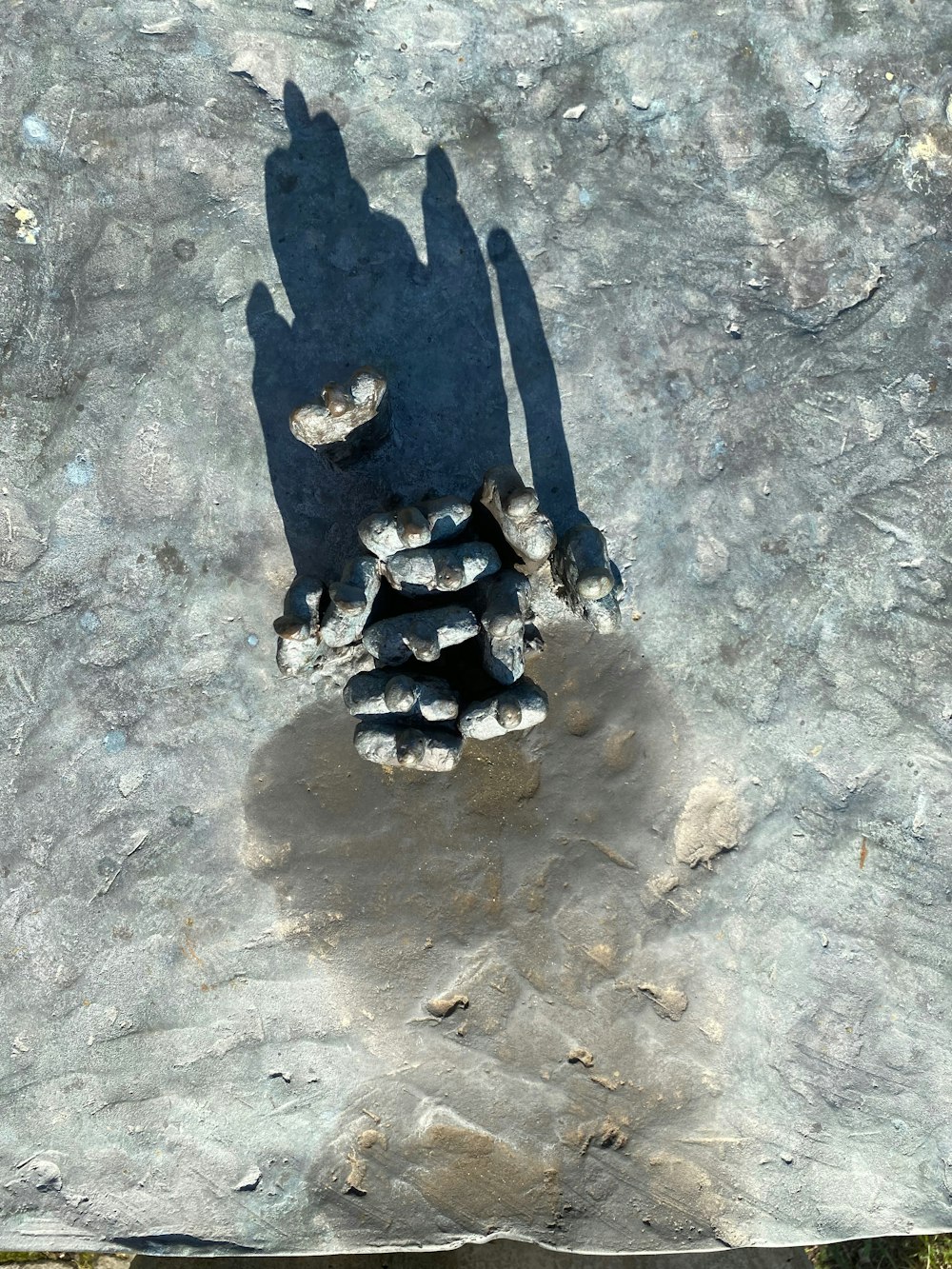 Ein Steinhaufen im Sand