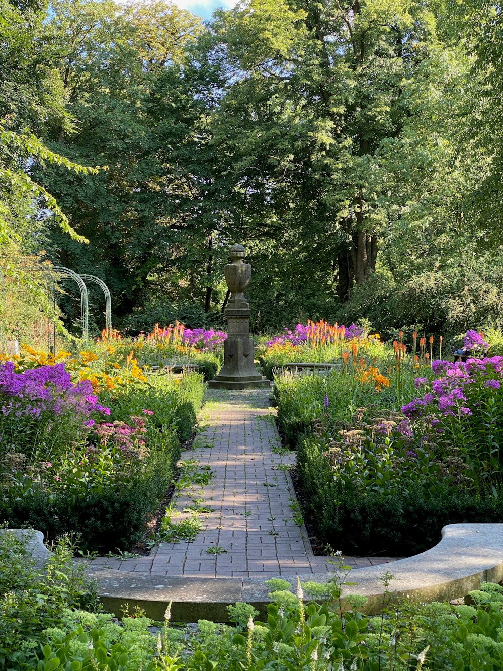 Ein Steinweg durch einen Garten