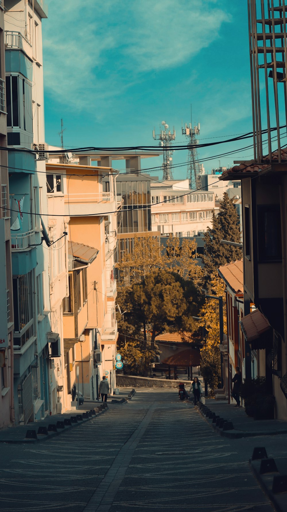 una calle con edificios a ambos lados